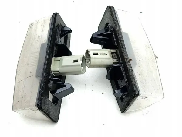 Luz de matrícula Lexus RX OEM A045053 - Usado image 4