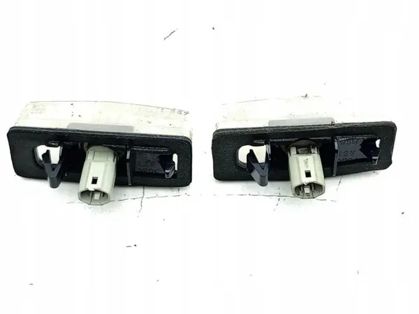 Luz de matrícula Lexus RX OEM A045053 - Usado image 5