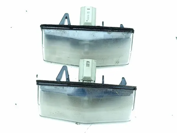 Luz de matrícula Lexus RX OEM A045053 - Usado image 6