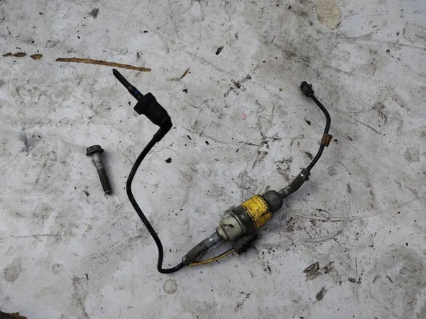 Polttoainepumppu VW Touran 1.9 TDI OEM SKO111691 image 2