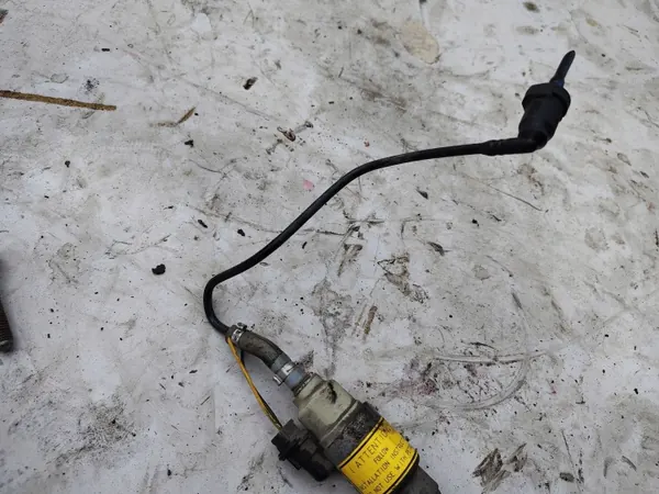 Polttoainepumppu VW Touran 1.9 TDI OEM SKO111691 image 3