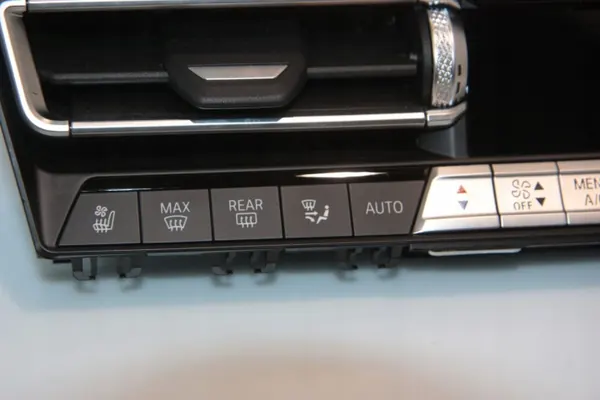 Panel AC BMW M8 F93 OEM 64114A176B0 - Usado image 3