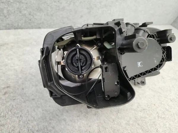 Vasen etuvalaisin - VW Caddy III 2004-2010 image 9