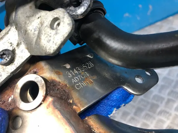 VOLVO S90 II V90 Vesipumppu ja Letkusetti image 4