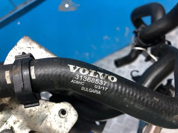 VOLVO S90 II V90 Vesipumppu ja Letkusetti image 5