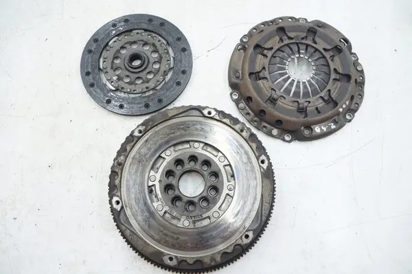 Volante de Dupla Massa Volvo 2.4 B OEM 30735964 image 2