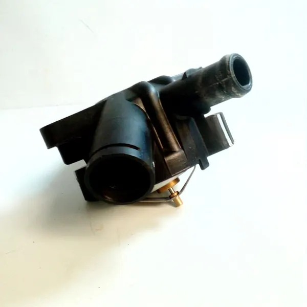 Carcasa de termostato VW Jetta 5C USA 07K121117C image 3