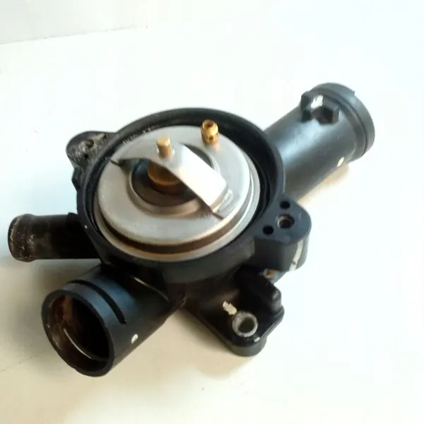 Carcasa de termostato VW Jetta 5C USA 07K121117C image 4