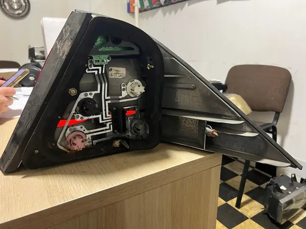 MERCEDES W220 LINKER ACHTERLICHT A2208200164 image 3