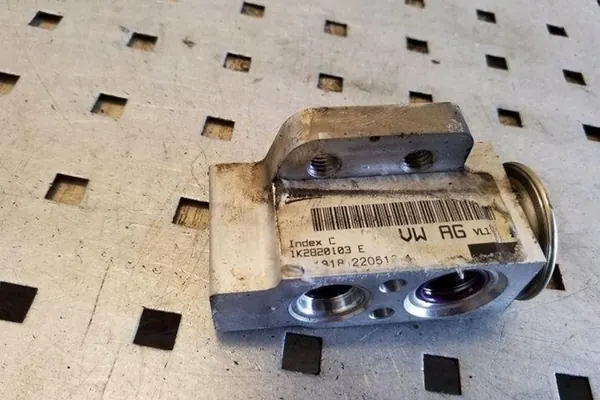 Ilmastointijäähdyttimen venttiili SKODA SUPERB II 1.6L diesel image 2