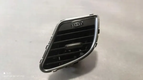 Vents tableau de bord OEM 8T1820901H pour Audi A5 2015 image 5