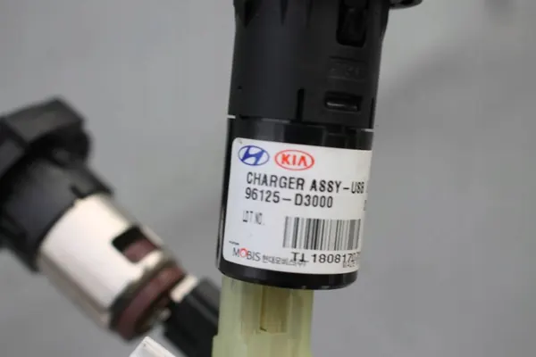 Enchufe 12V OEM 96125-D3000 para Hyundai Kona 17-23 image 5