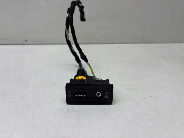 Tomada USB/AUX OEM 5G0035222H para VW Passat B8 image 3