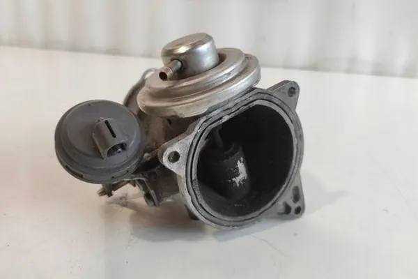 EGR-venttiili VW Transporter V (T5) 2.5L diesel OEM 070128070E image 2