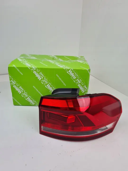 Lámpara trasera combinada Valeo 047046 image 3