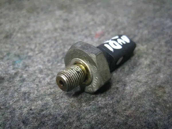 ÖLENTÄYTTÖSENSOORI AUDI A3 QUATTRO 96-03 OEM 06A919081A image 3