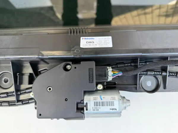 Motor de techo solar OEM A2047800029 Mercedes W204 image 3
