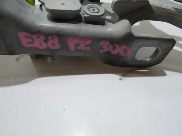 Rechte Motorhauben-Pyrotechnikscharnier OEM 7289994 BMW E88 image 5