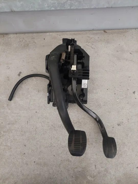 BMW 2 F46 F45 pedalsats OEM 6870847 - Begagnad image 2