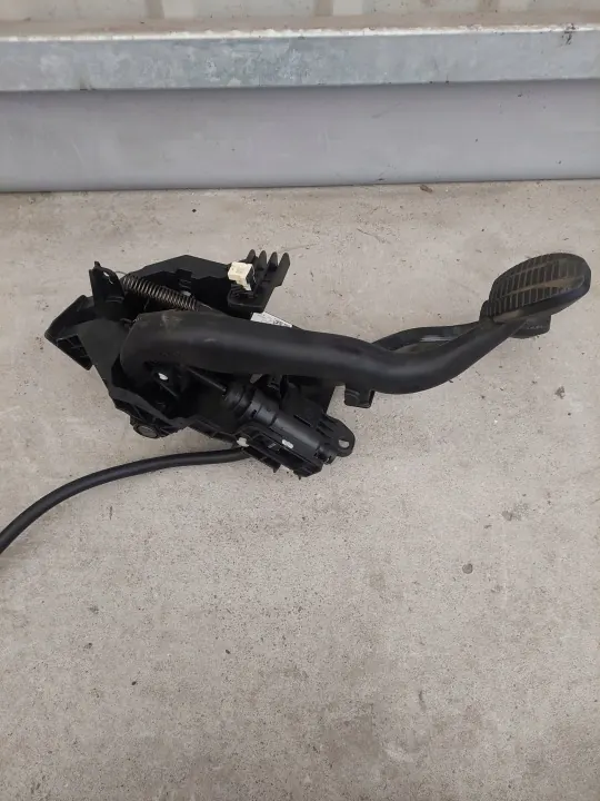 BMW 2 F46 F45 pedalsats OEM 6870847 - Begagnad image 3