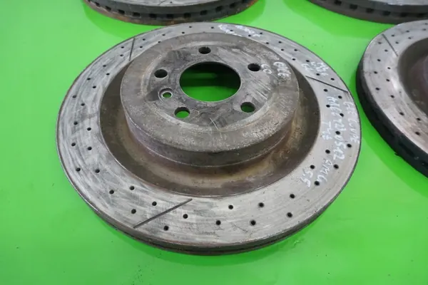 Remschijven Mercedes ML GL GLE W166 AMG A1664230512 image 4