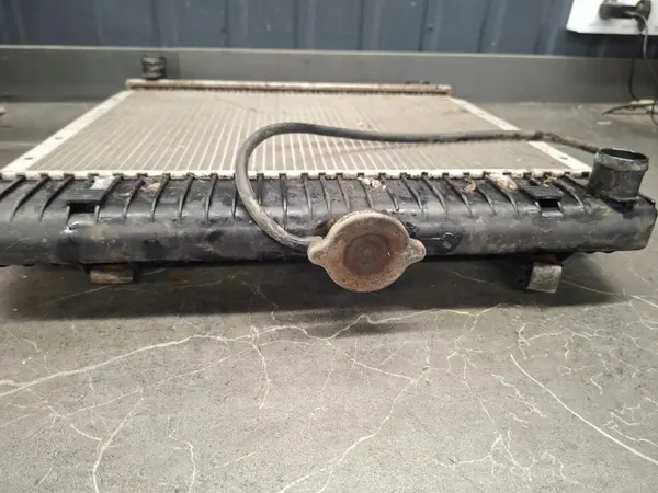 Mercedes W123 2.5 Benzine Waterkoeler OEM image 3