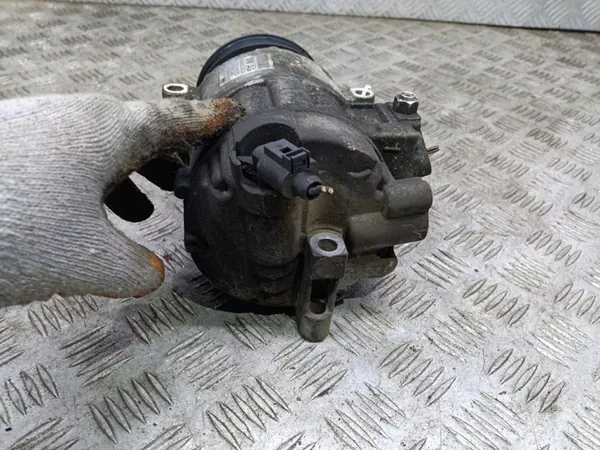 Compressore A/C Volkswagen 5K0820803B image 5