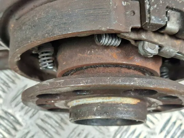 MERCEDES CLS W218 Copertura mozzo anteriore sinistro A2044211120 image 3