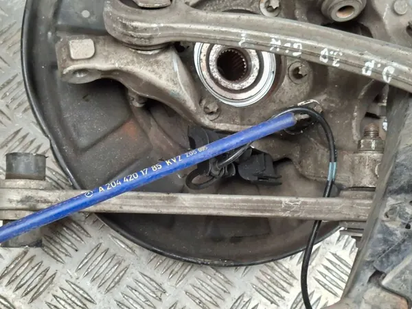 MERCEDES CLS W218 Copertura mozzo anteriore sinistro A2044211120 image 5