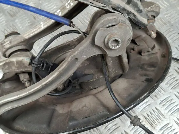 MERCEDES CLS W218 Copertura mozzo anteriore sinistro A2044211120 image 7