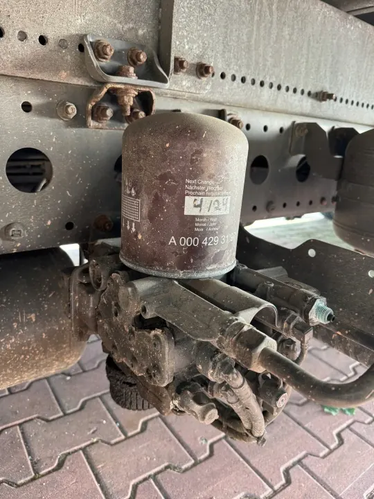 Base de Válvula Secadora Mercedes OEM A0014460264 - Usado image 2
