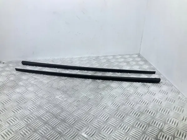 Junta de para-brisa esquerda Skoda Karoq 2019 OEM 57A854327A image 2