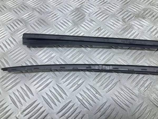 Junta de para-brisa esquerda Skoda Karoq 2019 OEM 57A854327A image 9