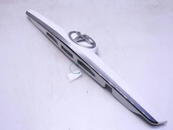 Garniture Hayon OEM 76811-0F090 pour Toyota Verso image 7