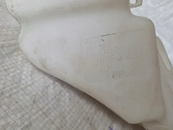 VW Passat B5 Pyyhkijän Säiliö 3B0955453T image 4