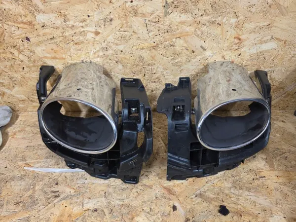 Audi RSQ8 Avgasrörsspetsar OEM 4M8253825D 4M8253826D image 2