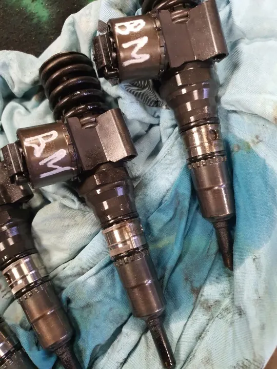 Inyector OEM 038130073BM para motor 2.0 TDI BLB image 3