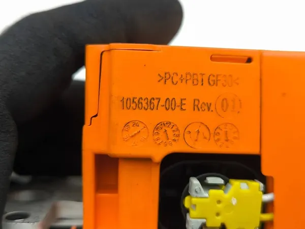 Pyrotechnische connector Tesla Model S 2015 107717700A image 6