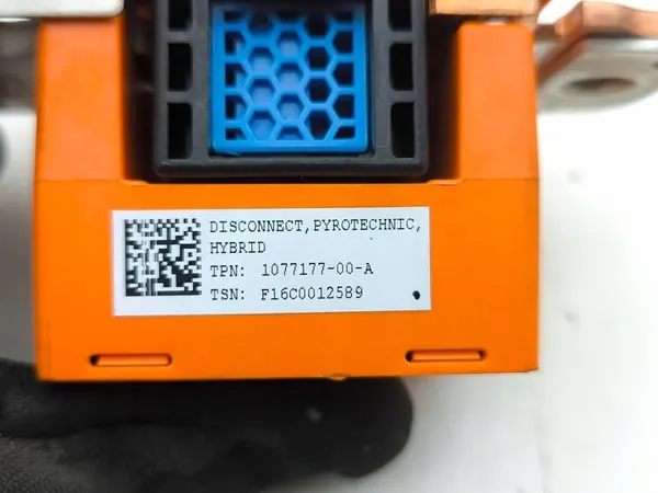 Pyrotechnische connector Tesla Model S 2015 107717700A image 7