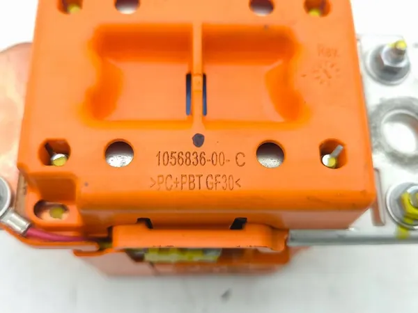 Pyrotechnische connector Tesla Model S 2015 107717700A image 8