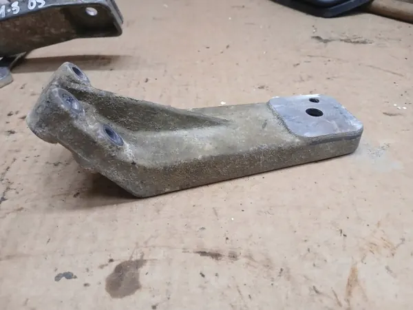 Suzuki Jimny 1.3 Verteilergetriebehalterung OEM image 2