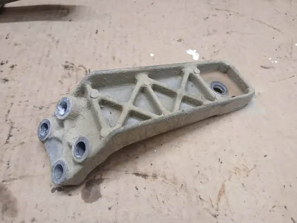 Suzuki Jimny 1.3 Verteilergetriebehalterung OEM image 4