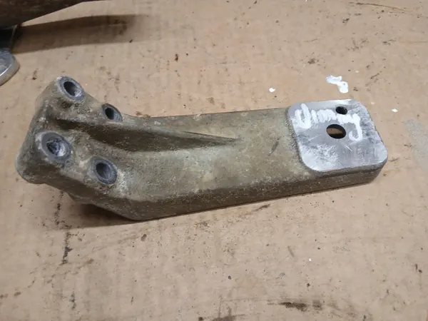 Suzuki Jimny 1.3 Verteilergetriebehalterung OEM image 5