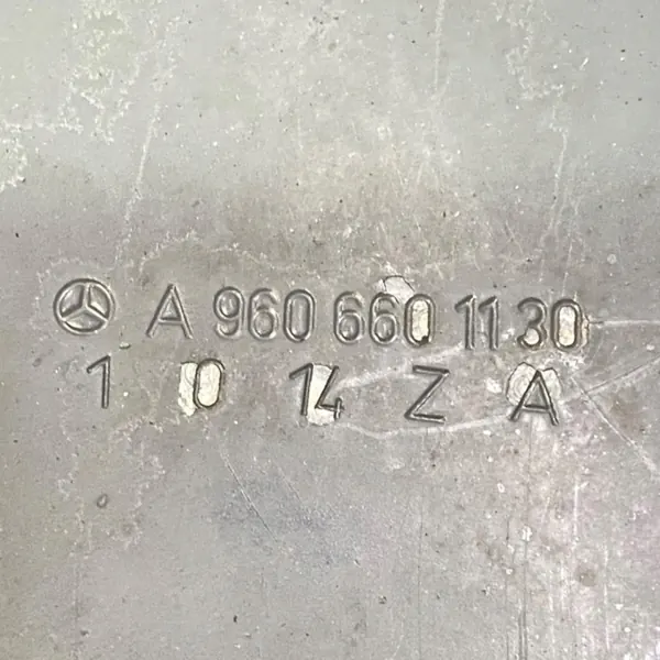 A9606602930 Untere Trittplattenhalterung, linke Seite image 2