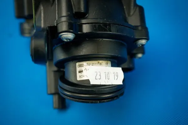 Thermostat 059121111BL pour Audi Q7 4M - Occasion image 6