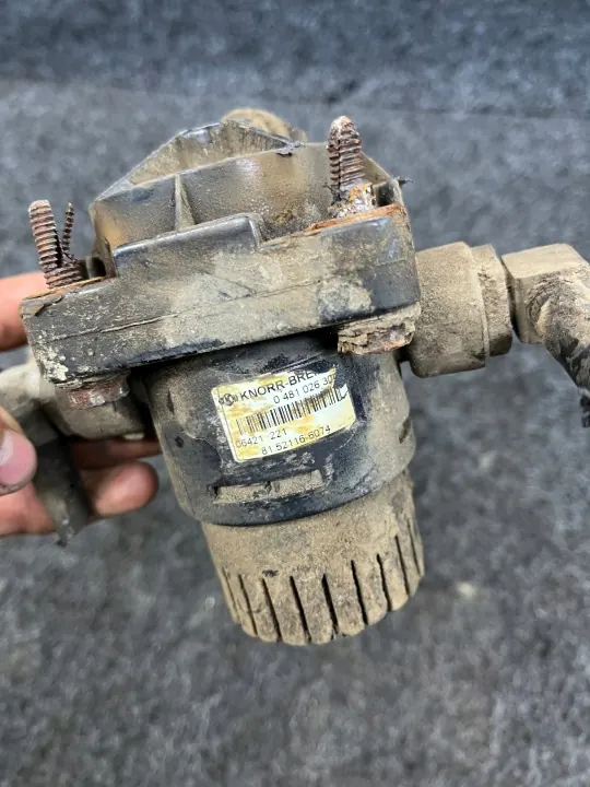 Soupape de commande remorque MAN TGA 18.440 OEM 81521166074 image 3