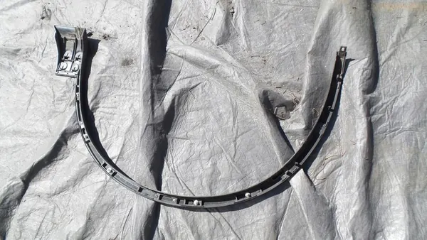 VW Touareg 2010-2014 Oikea Lokasuoja 7P6853718C image 3