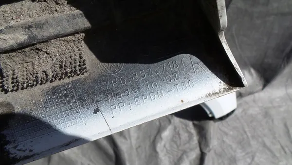 VW Touareg 2010-2014 Oikea Lokasuoja 7P6853718C image 6