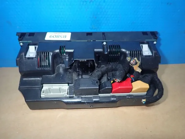 Audi A6 C6 ilmastointipaneeli OEM 4F2820043T - Käytetty image 3