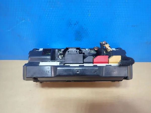 Audi A6 C6 ilmastointipaneeli OEM 4F2820043T - Käytetty image 5